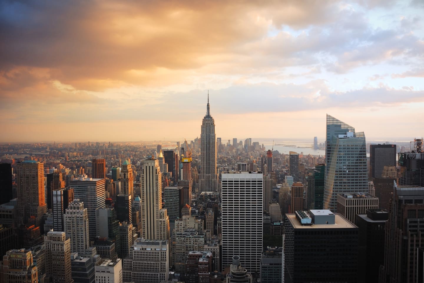 New Yorker Skyline mit dem Empire State Building im warmen Abendlicht.